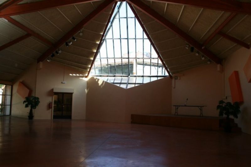 Salle PYRAMIDE 270 m2 - vide - vue sur le petite scène