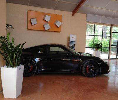 Porsche dans la salle Pyramide 270 m2 de l'Espace AIXAGONE proche d'Aix en Provence
